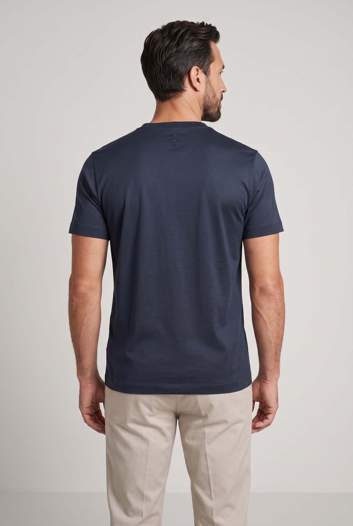 Premium glans shirt navy, achteraanzicht met geborduurd embleem