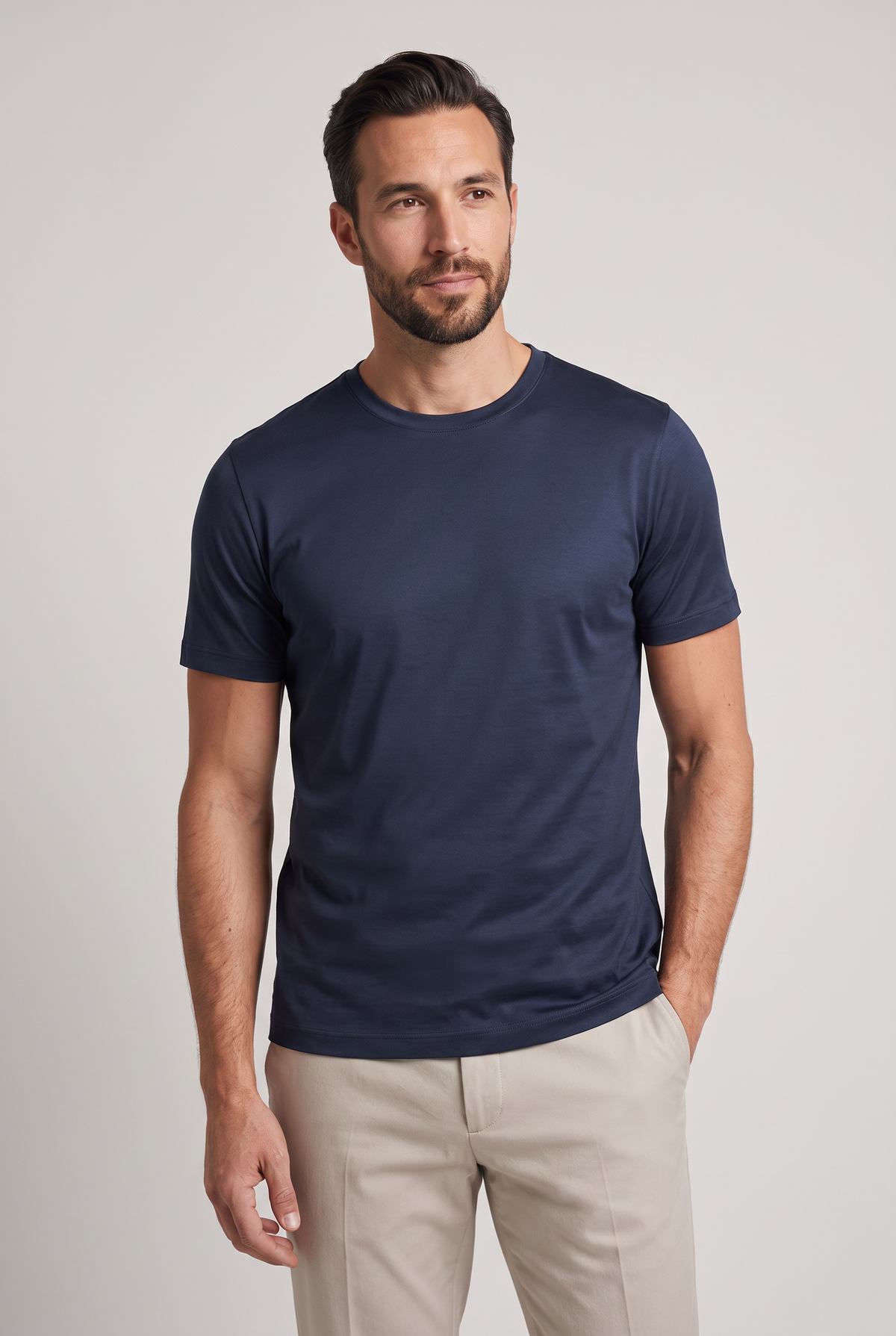 Premium glans shirt navy, gedragen door model (1,85 m, maat L), vooraanzicht