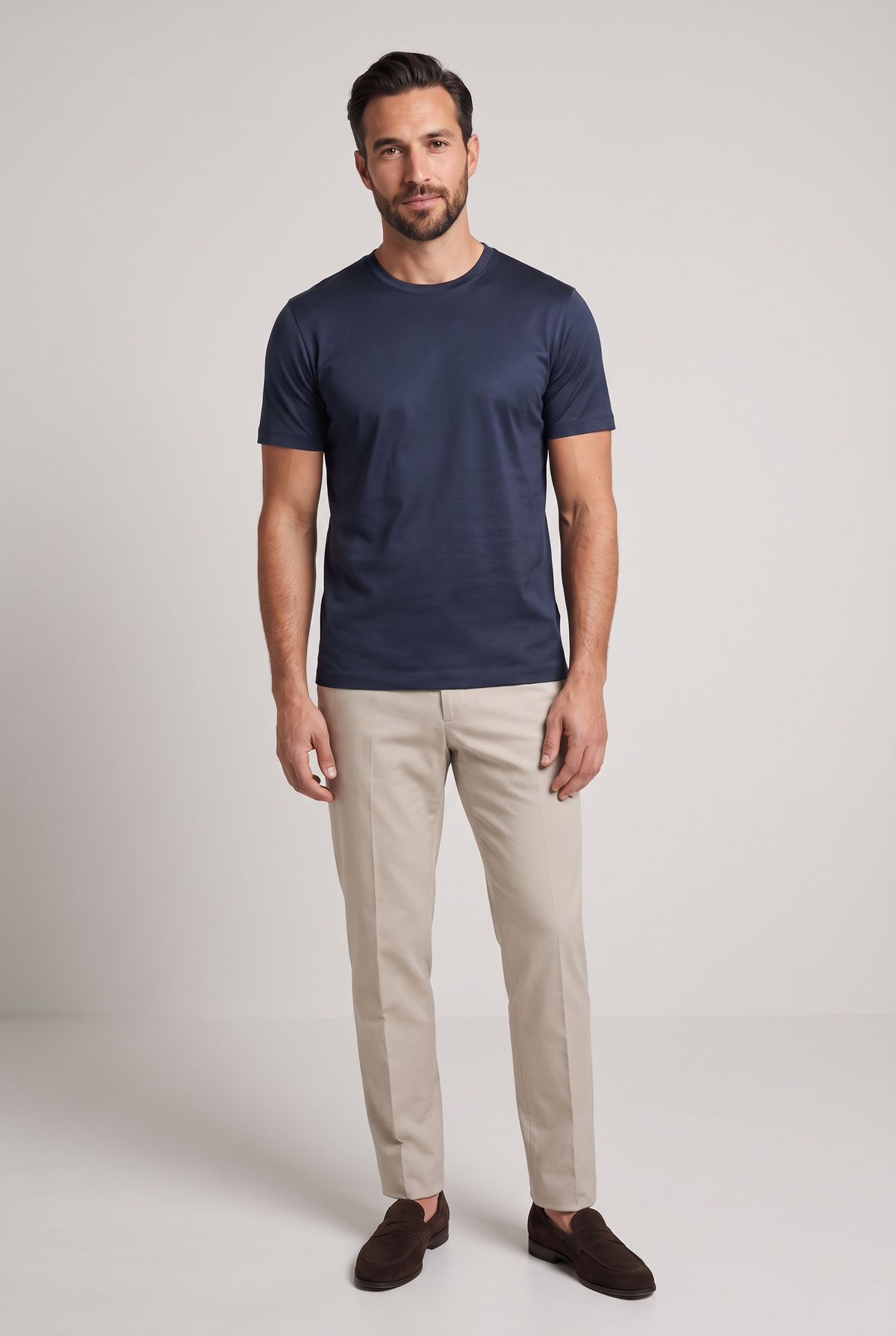 Premium glans shirt navy, volledige look met beige pantalon