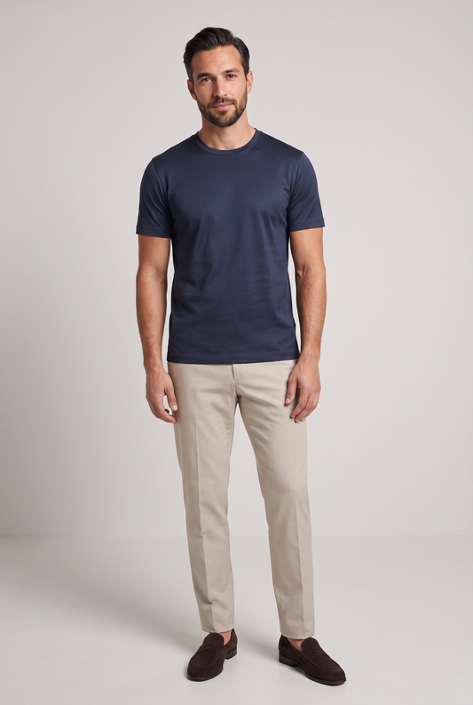 Premium glans shirt navy, volledige look met beige pantalon