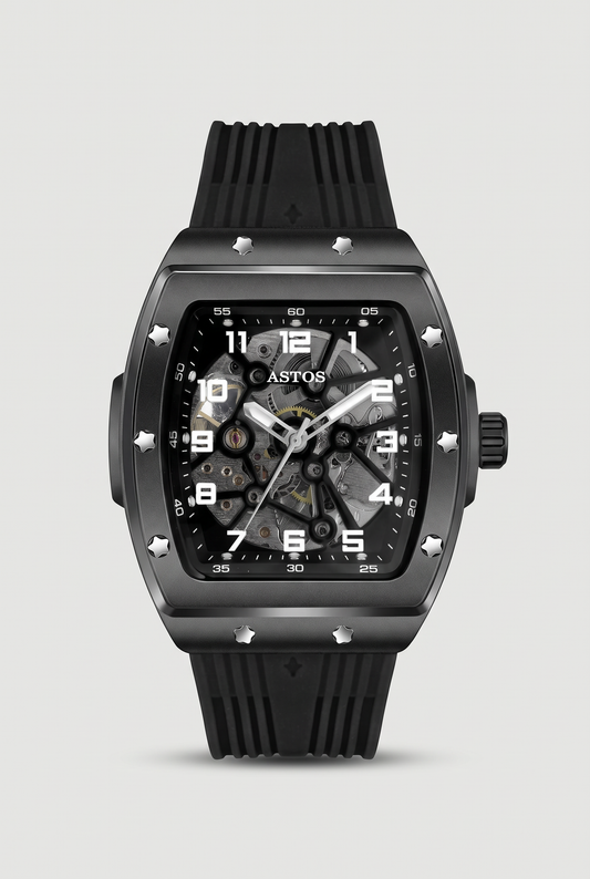 Astos Millionaire Black horloge, zwarte tonneau-kast met skeleton wijzerplaat en zwarte rubberen band, vooraanzicht
