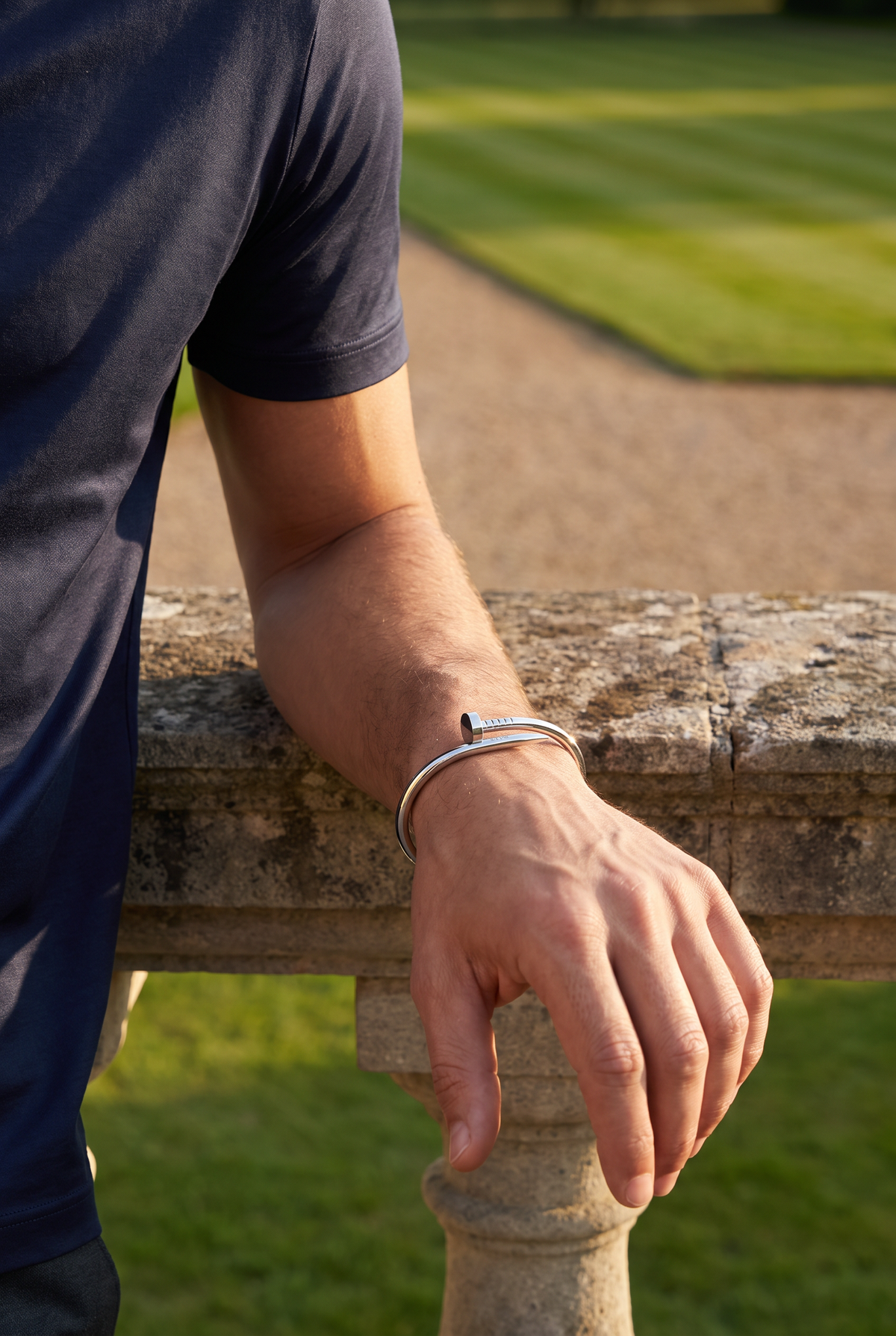 Love Bracelet zilver verguld - lifestyle close-up op landgoedterras