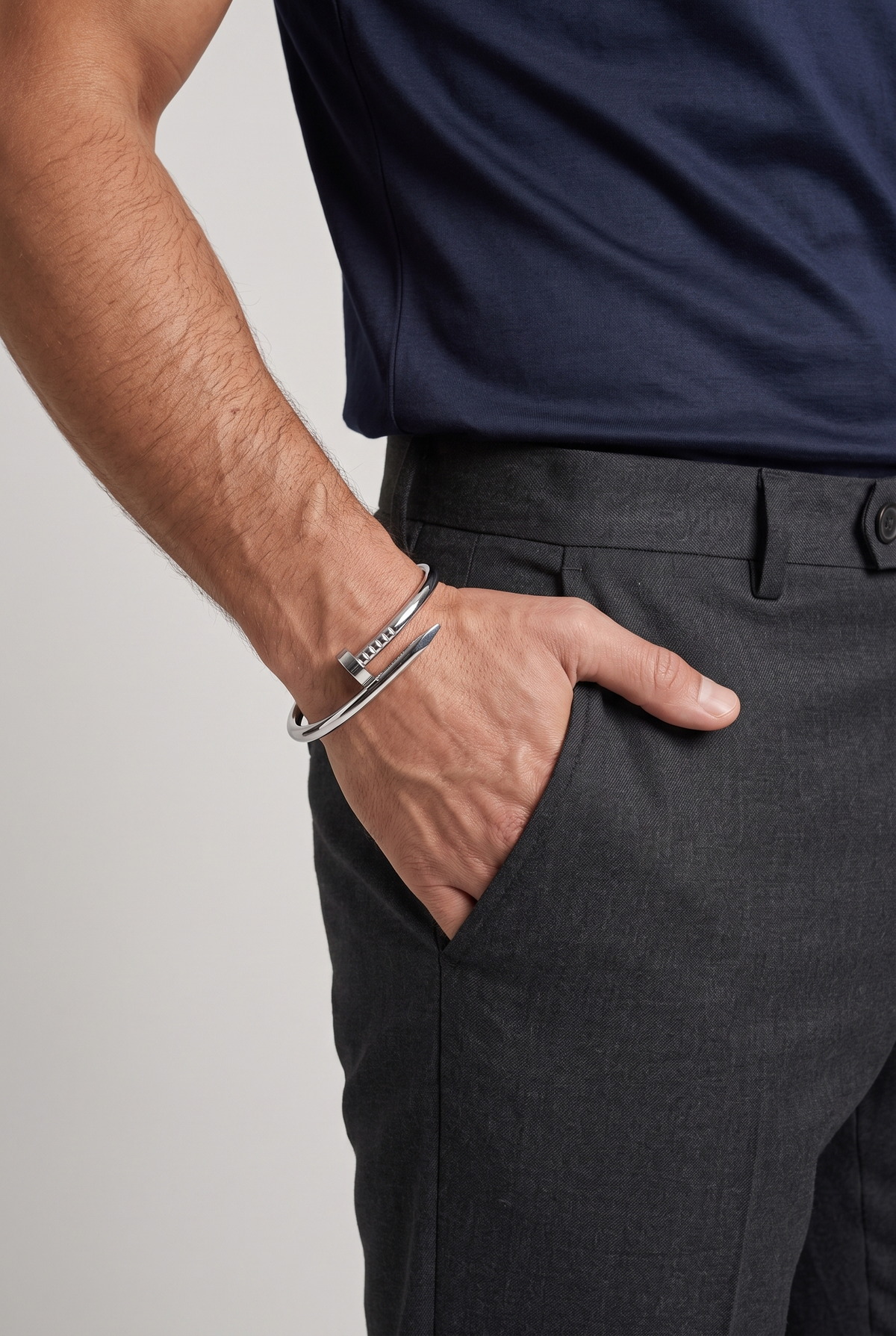 Love Bracelet zilver verguld - om de pols van model met navy shirt