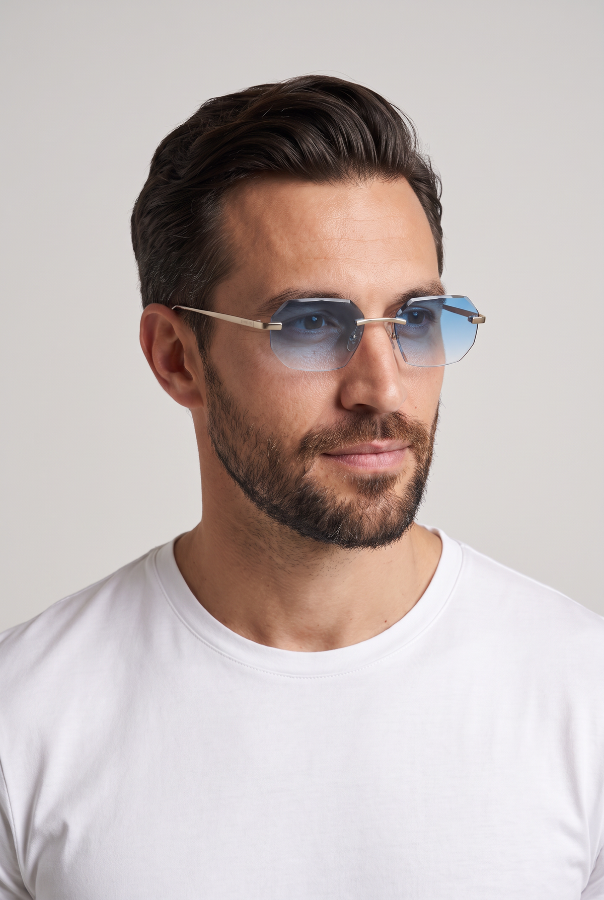 Astos Eyewear Diamond Cut Sky Blue - randloze zonnebril met lichtblauwe glazen gedragen door model, studio