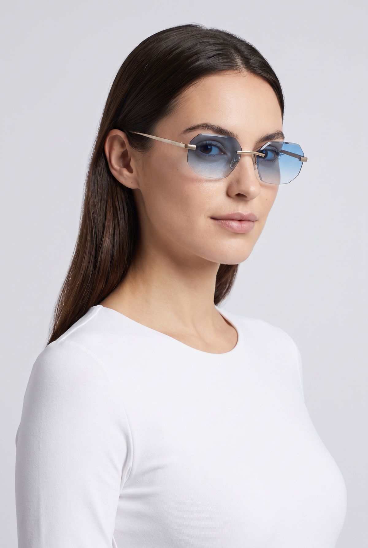 Astos Eyewear Diamond Cut Sky Blue - randloze zonnebril gedragen door vrouw, studio
