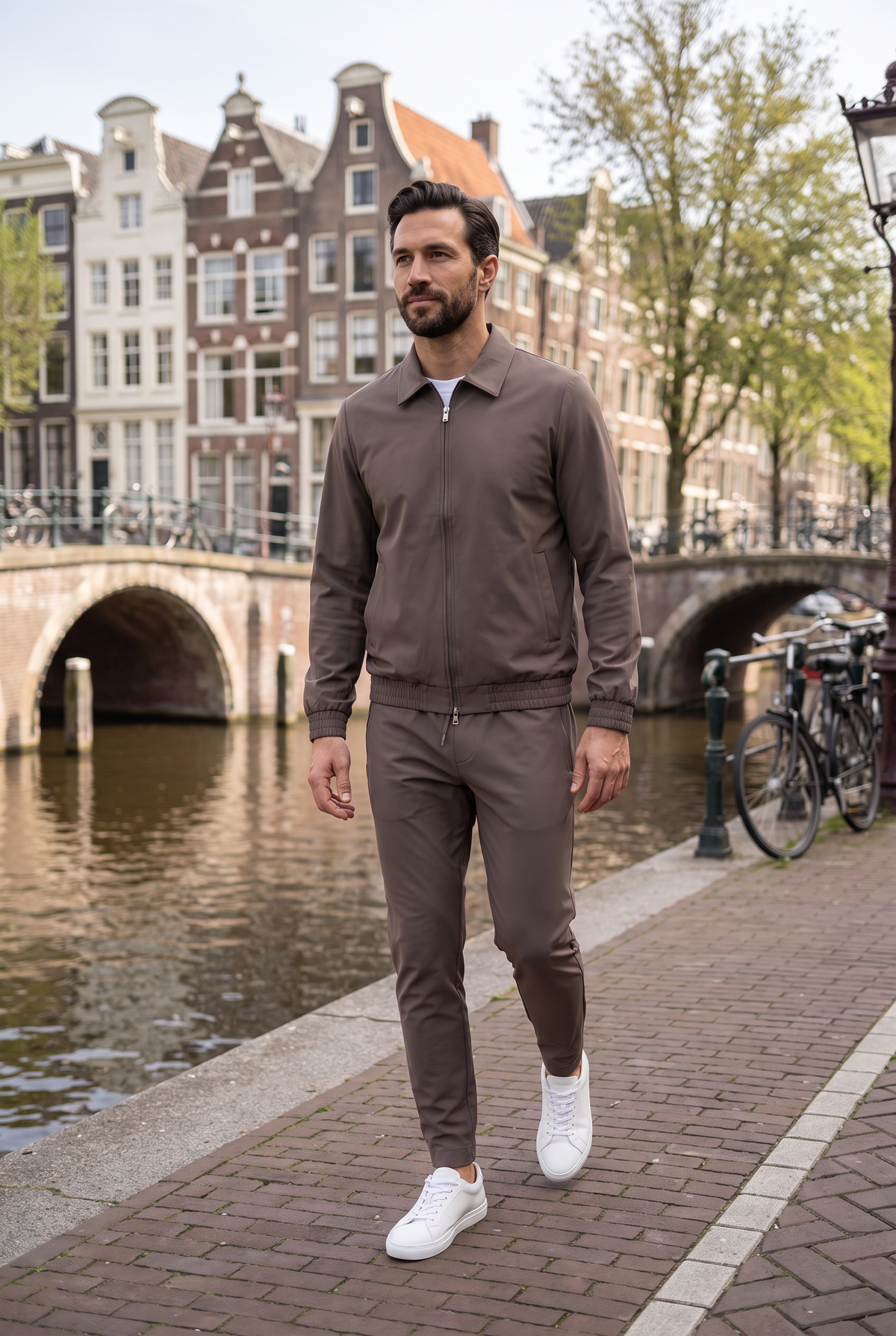 Astos tech suit bruin (taupe) - lifestyle aan de Amsterdamse gracht