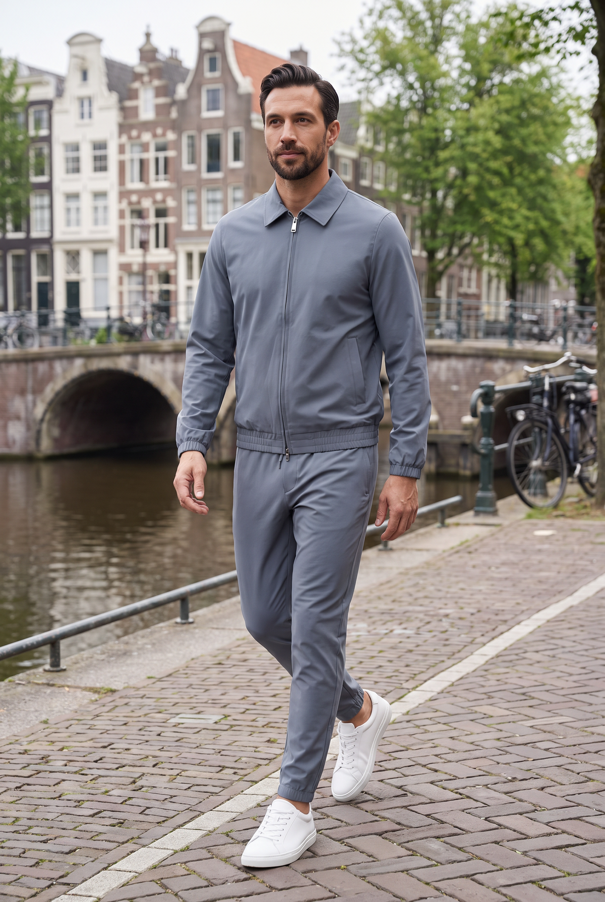 Astos tech suit grijs - lifestyle aan de Amsterdamse gracht