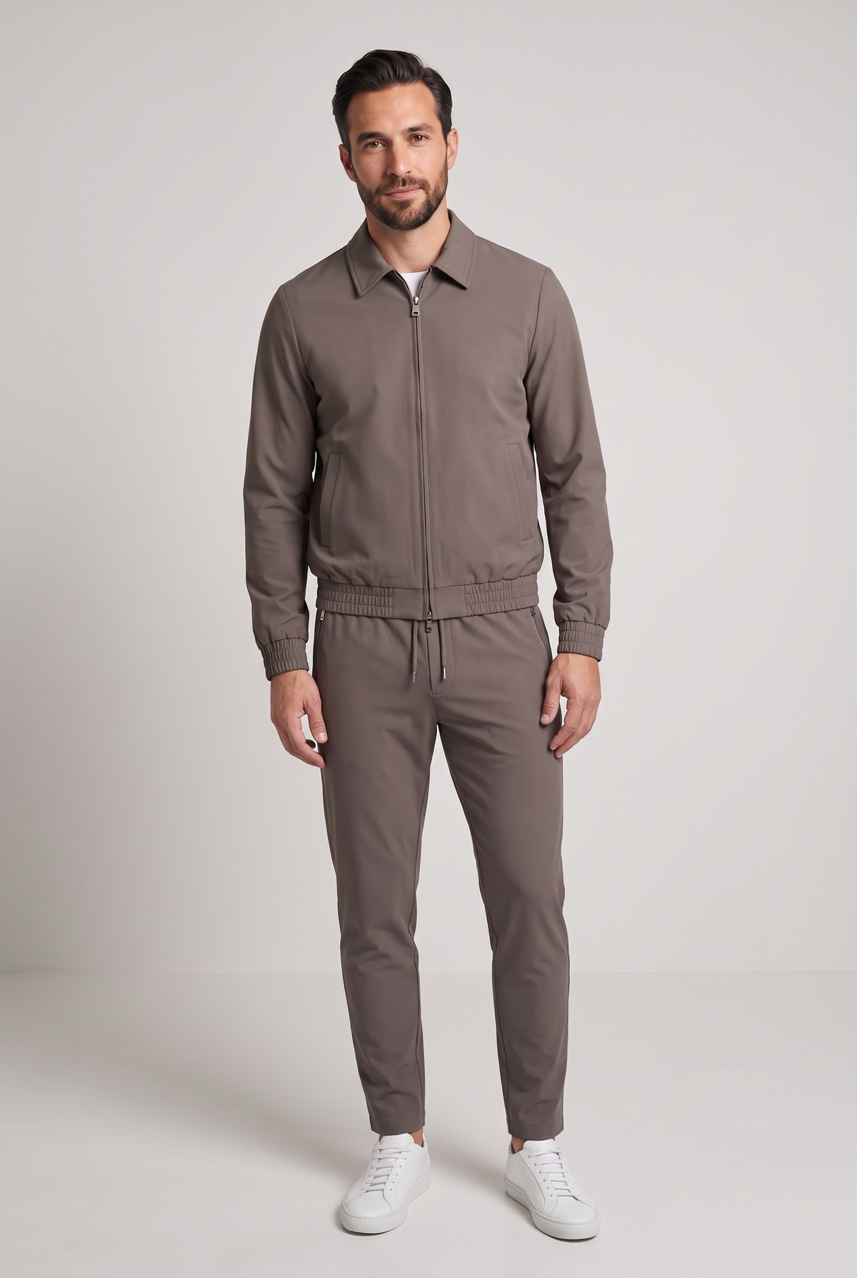 Astos tech suit bruin (taupe) - complete set ten voeten uit met witte sneakers