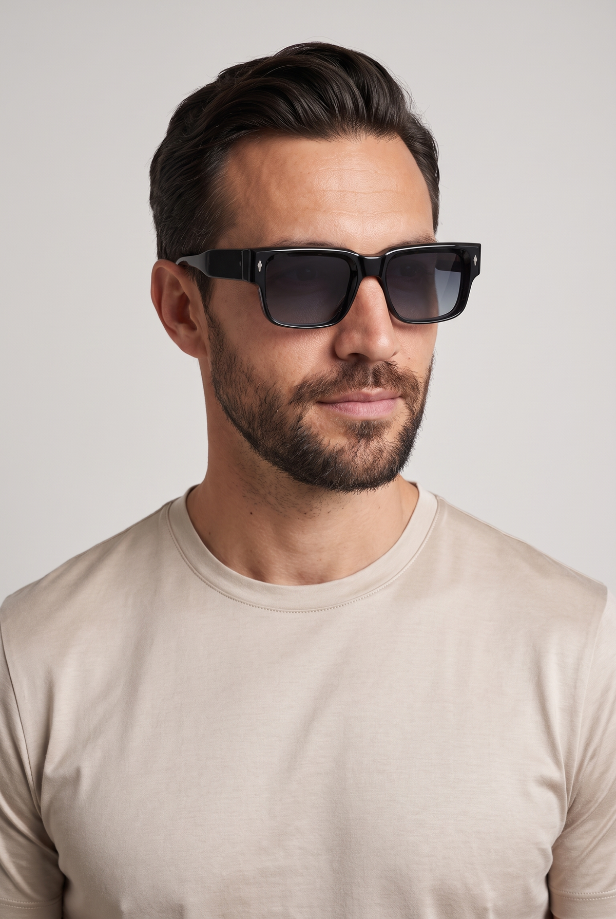 Marbella Bold zonnebril zwart montuur met grijze glazen - model portret