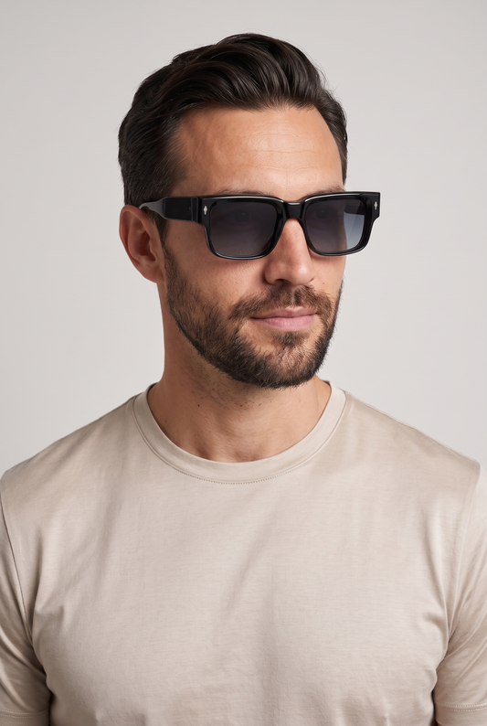 Marbella Bold zonnebril zwart montuur met grijze glazen - model portret