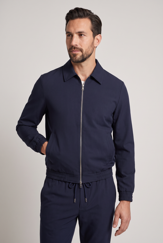 Astos tech suit navy - model studio vooraanzicht, jack dicht
