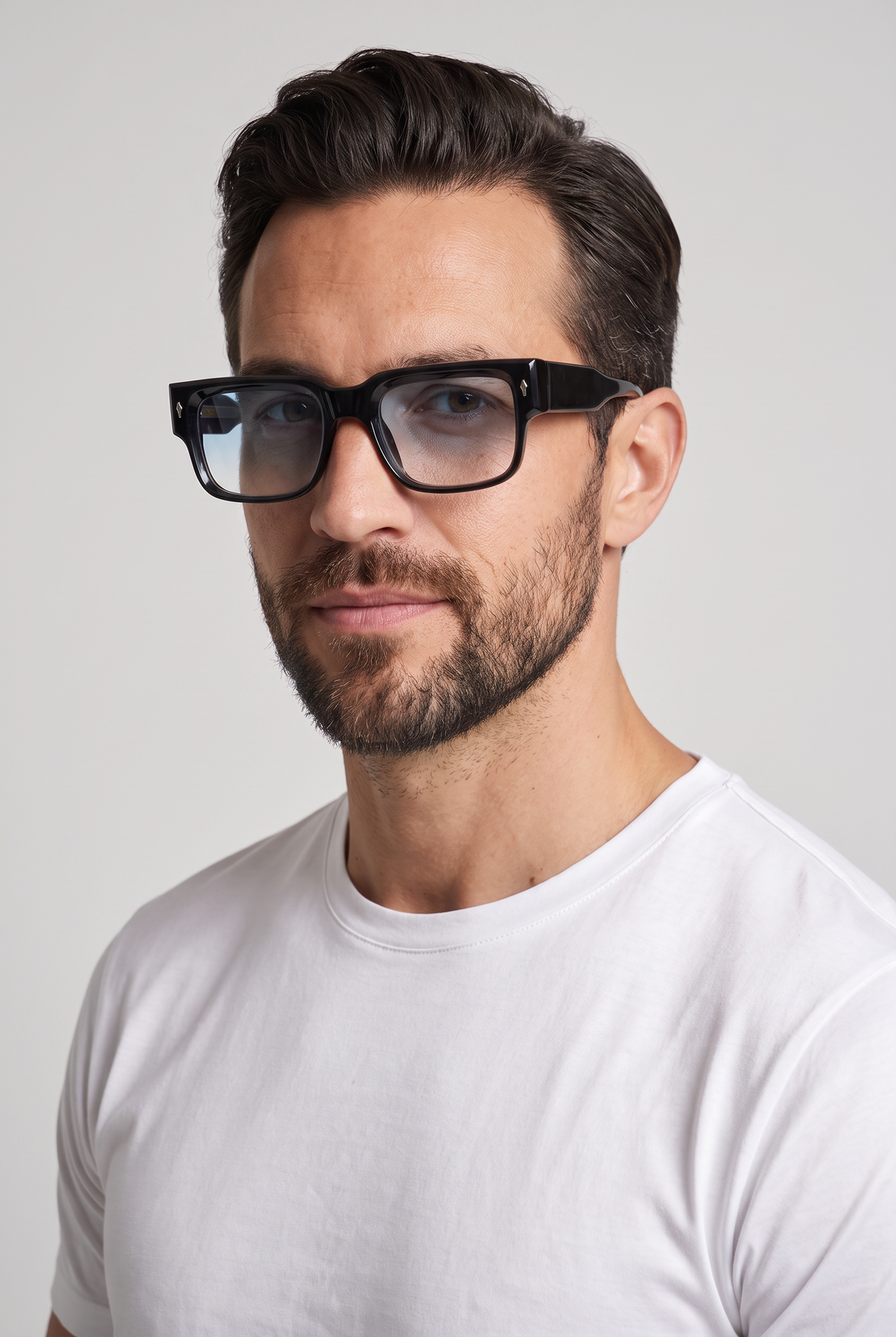 Marbella Bold zonnebril zwart montuur met lichtblauwe glazen - model portret