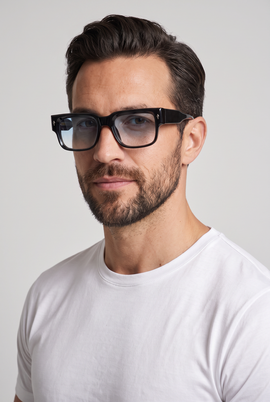 Marbella Bold zonnebril zwart montuur met lichtblauwe glazen - model portret