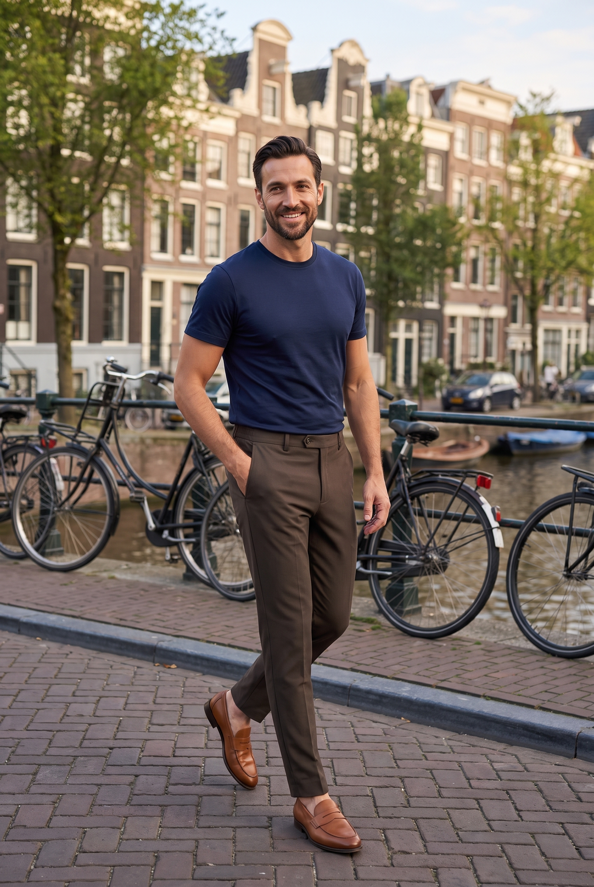 Premium pantalon bruin - lifestyle aan de Amsterdamse gracht