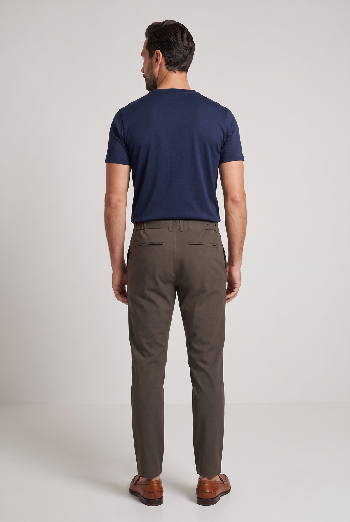 Premium pantalon bruin - achteraanzicht op model, studio