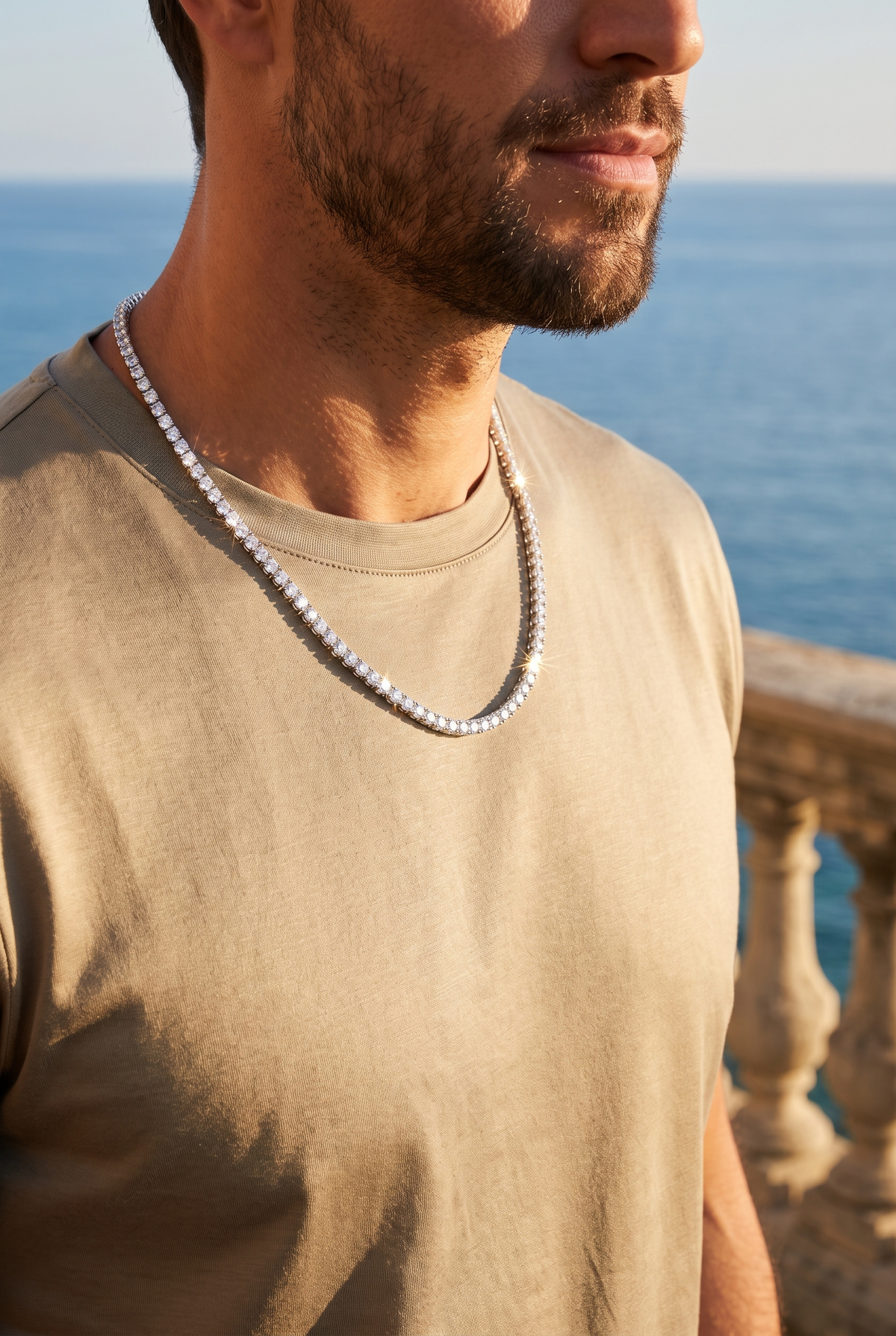 Astos tennis ketting witgoud verguld - lifestyle close-up aan de Rivièra