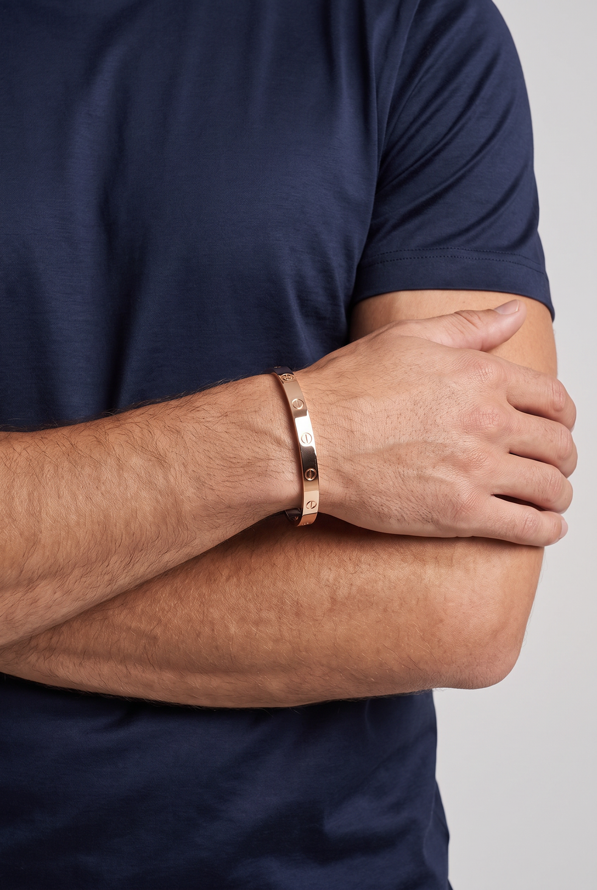 Astos screw armband rosé goud verguld - gedragen om de pols