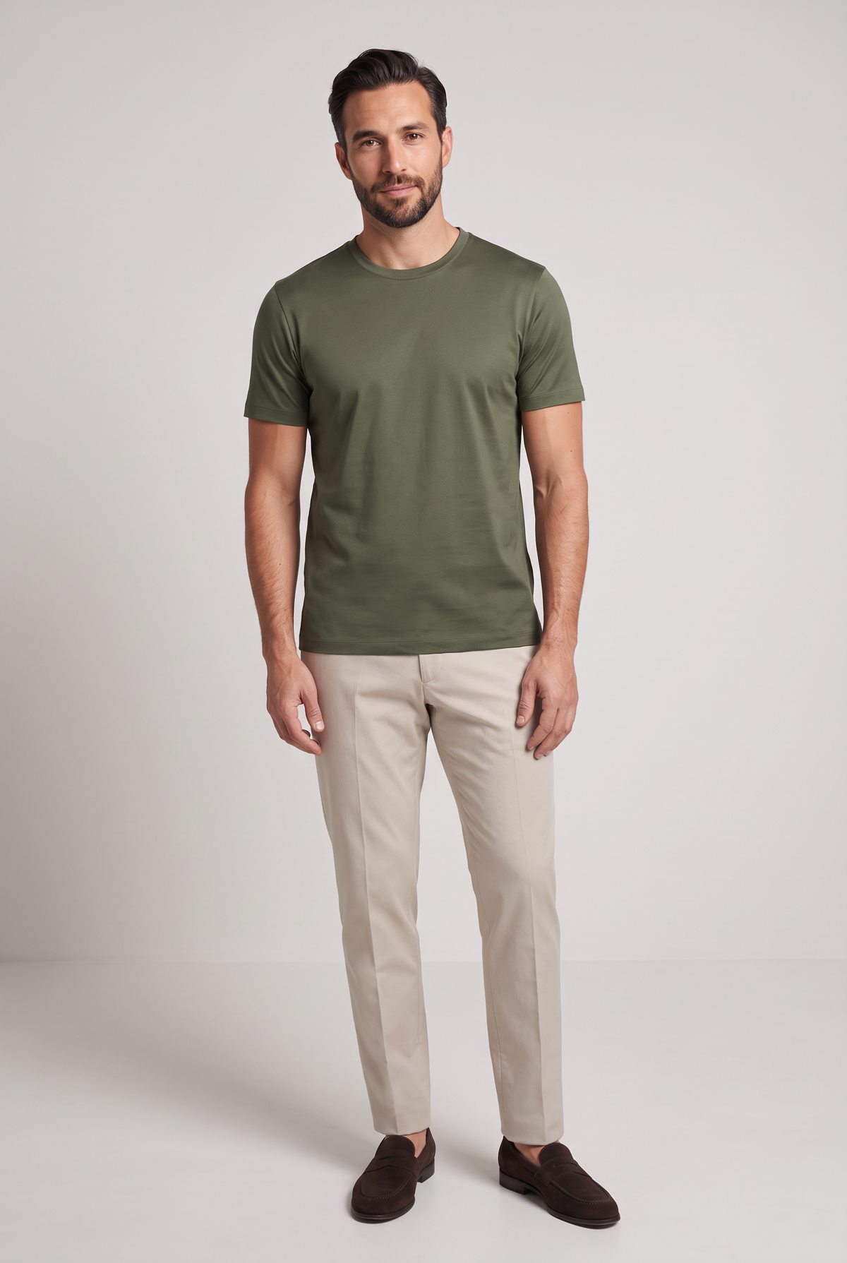 Premium glans shirt groen, volledige look met beige pantalon