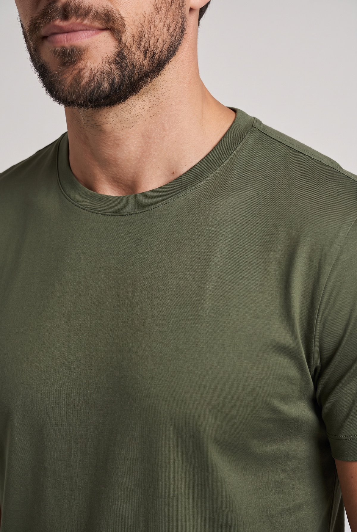 Premium glans shirt groen, detail van de glansstof en ronde hals