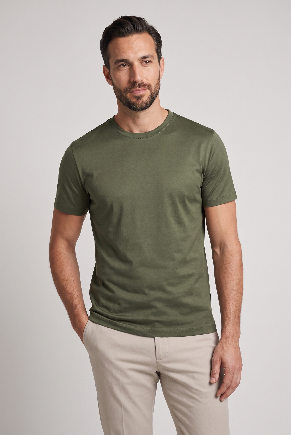 Premium glans shirt groen, gedragen door model (1,85 m, maat L), vooraanzicht