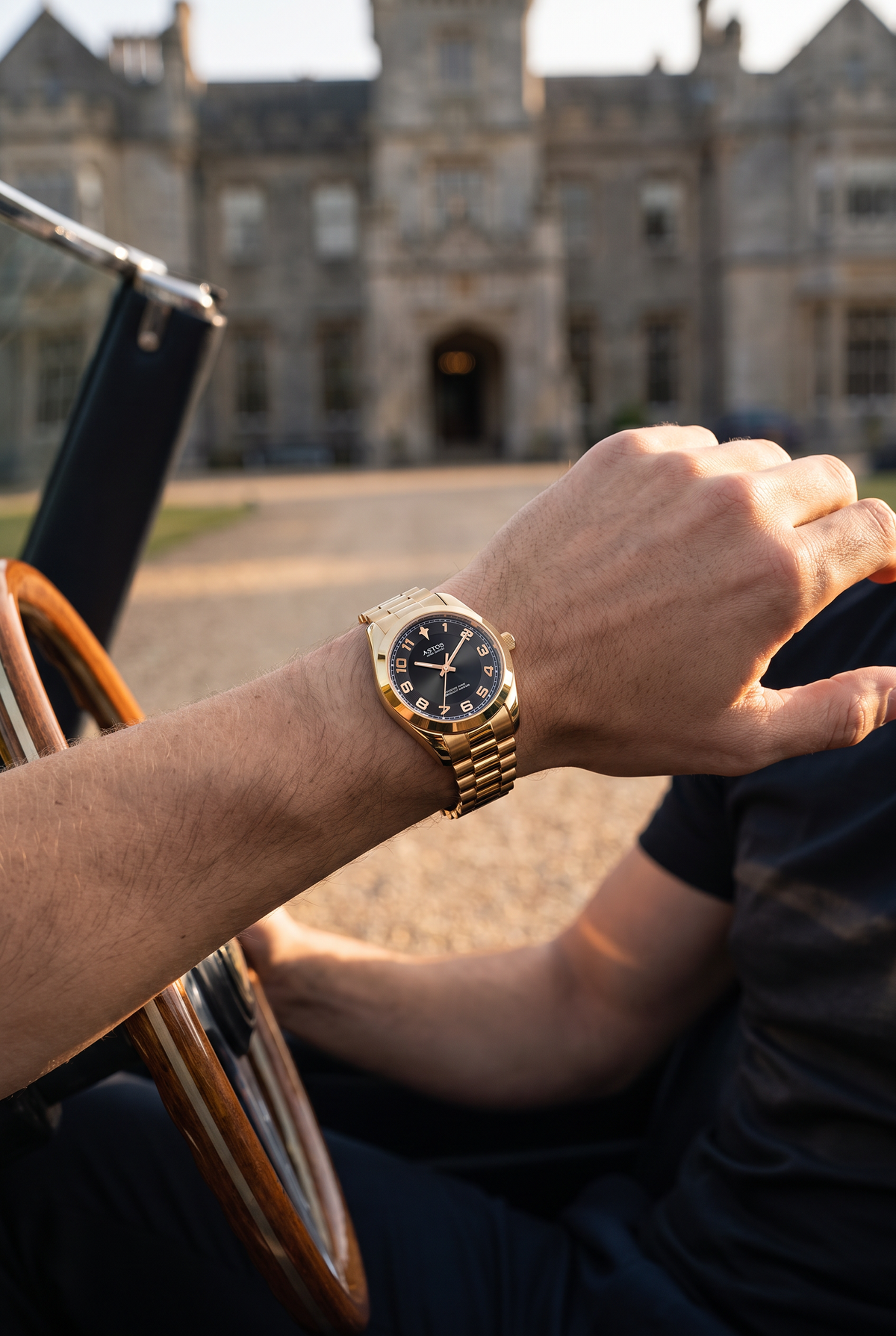 Angel Deluxe Edition goud met zwarte wijzerplaat - in een oldtimer voor een kasteel