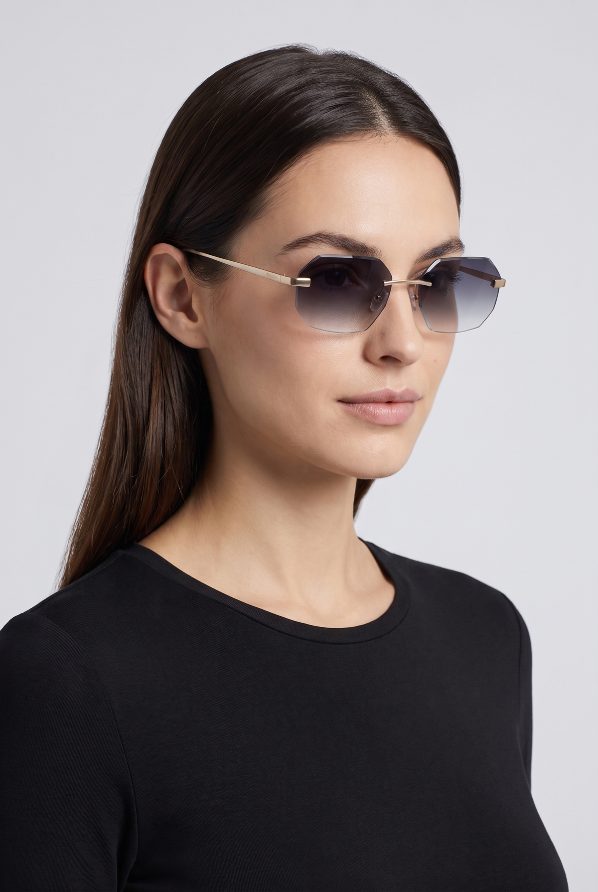 Astos Eyewear Diamond Cut Black - randloze zonnebril gedragen door vrouw, studio