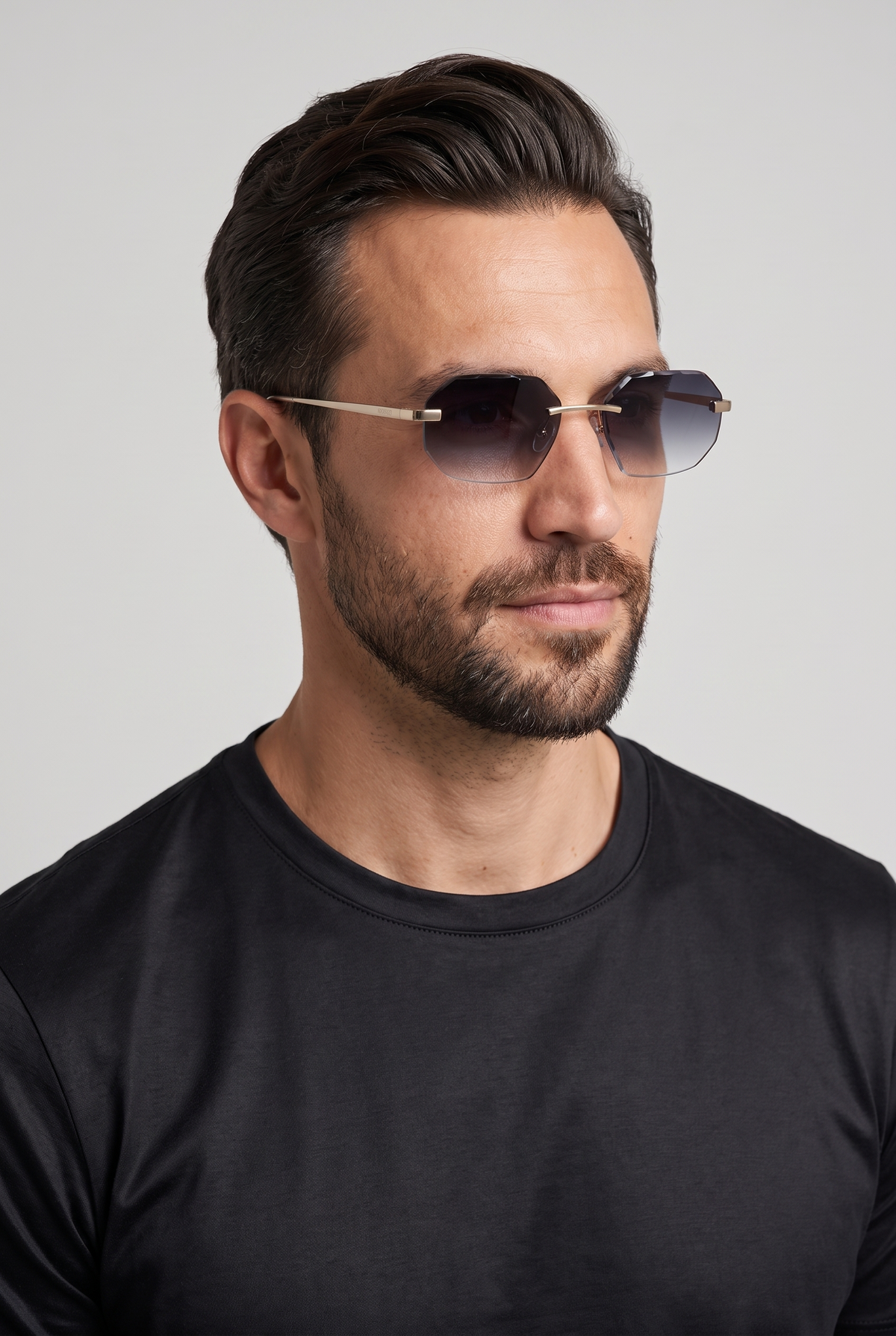 Astos Eyewear Diamond Cut Black - randloze zonnebril met zwart verloop gedragen door model, studio
