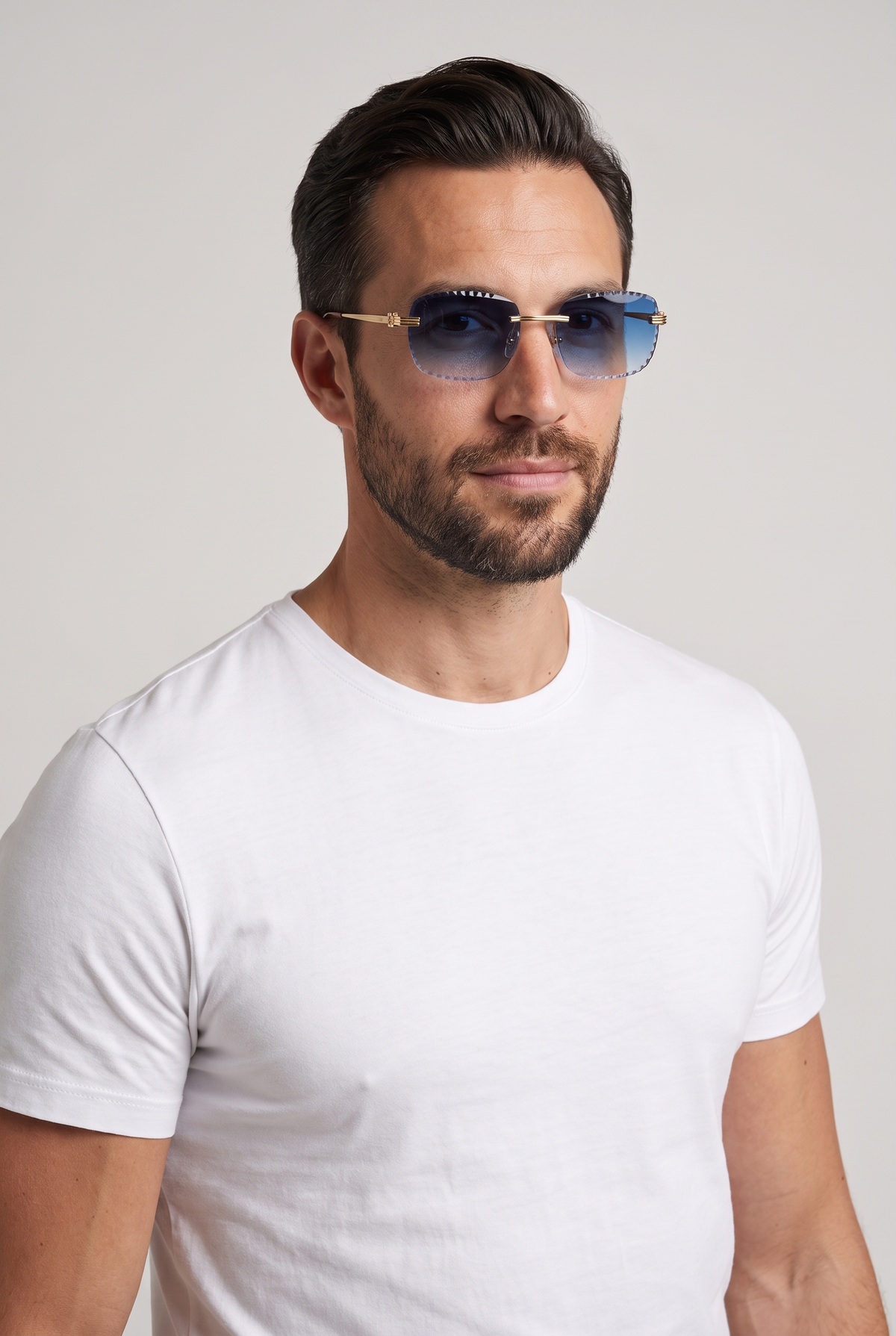 Eyewear Premium Diamond Cut zonnebril blauw - gedragen door model, studio