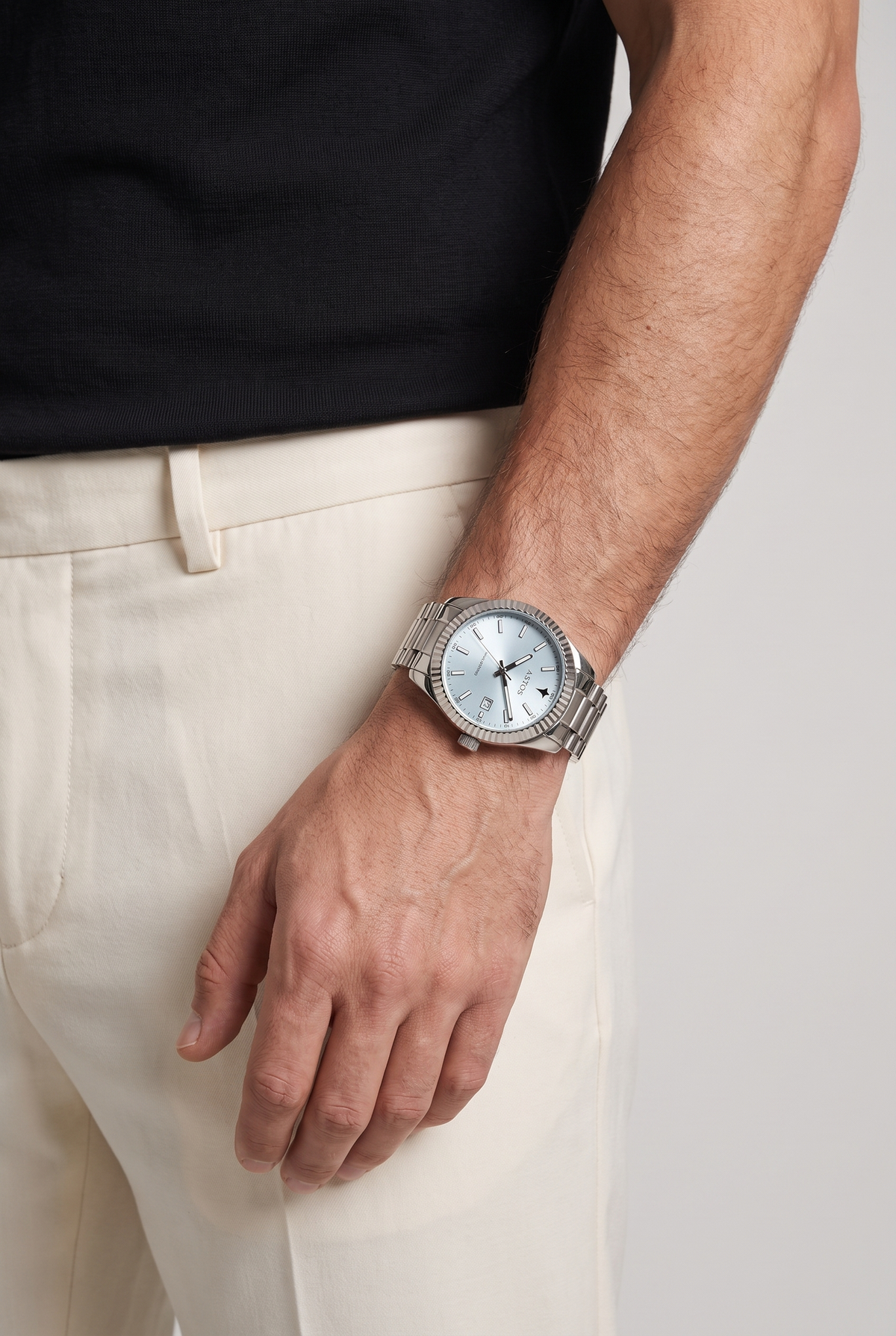 Astos Presidential Edition Platinum om de pols, model in zwart shirt, studio