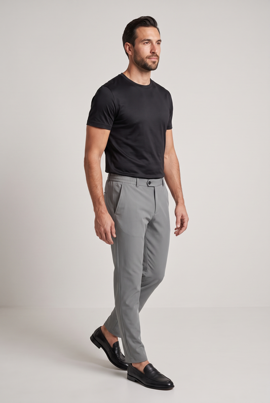 Premium pantalon grijs - zijaanzicht in beweging, studio