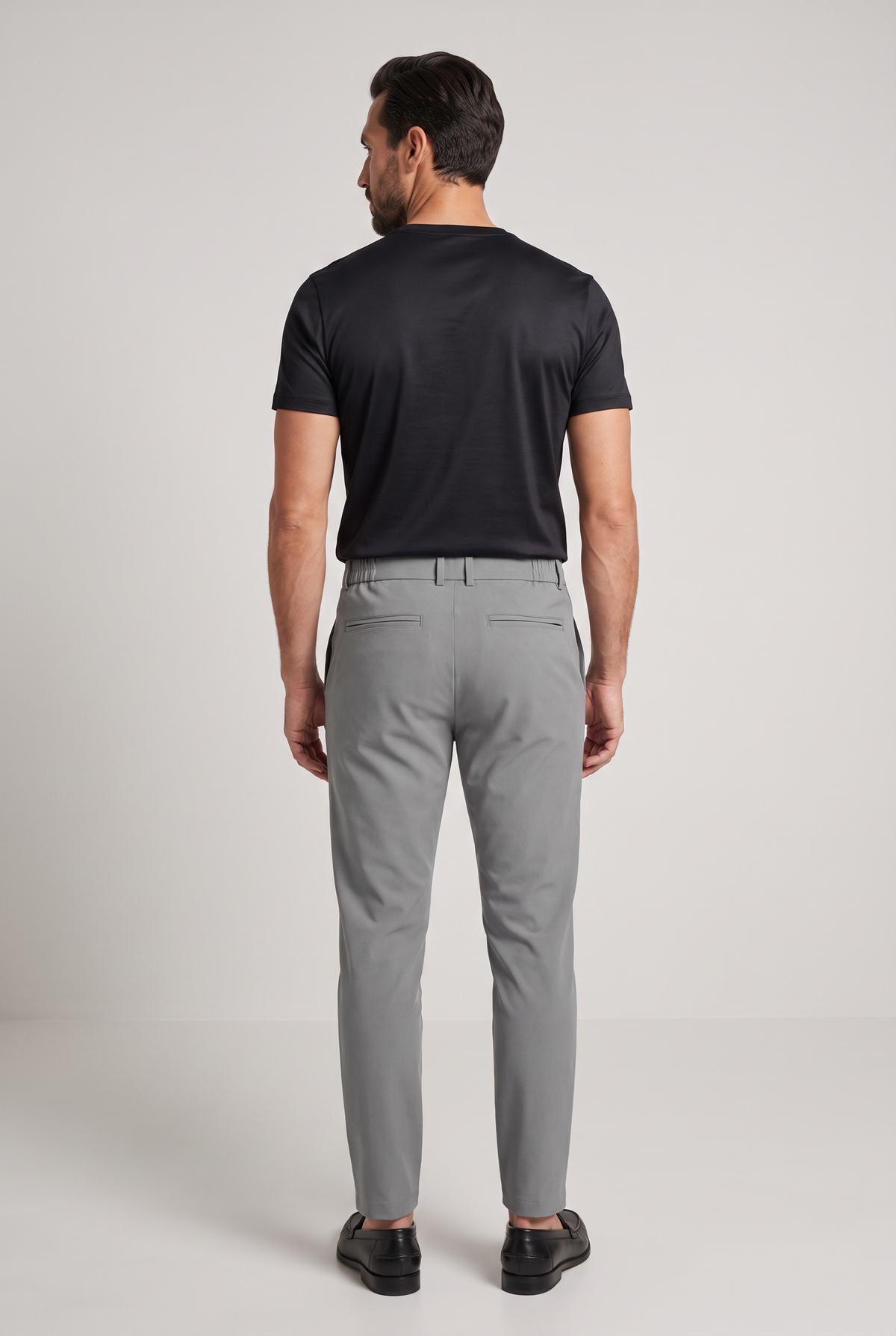 Premium pantalon grijs - achteraanzicht op model, studio