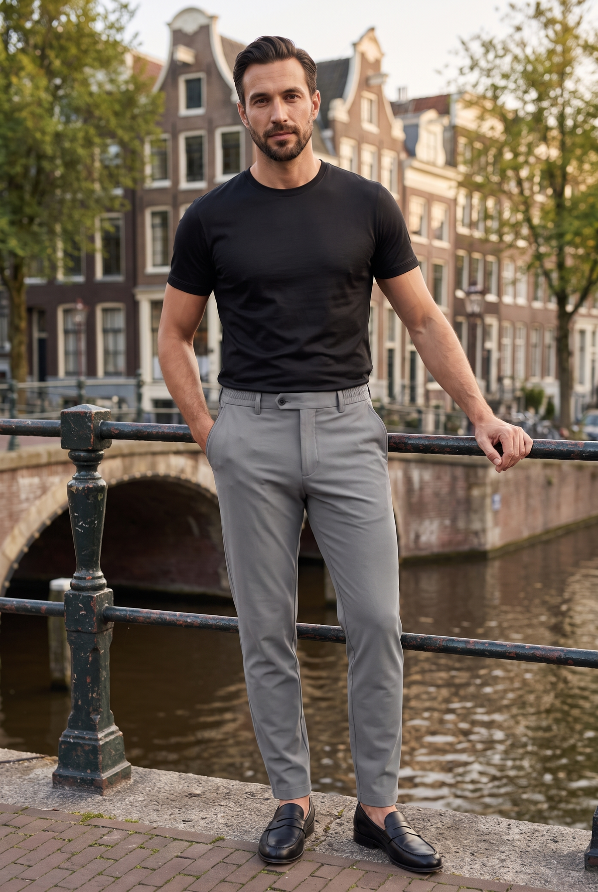 Premium pantalon grijs - lifestyle aan de Amsterdamse gracht