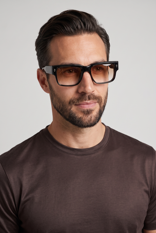 Marbella Bold zonnebril zwart montuur met bruine glazen - model portret