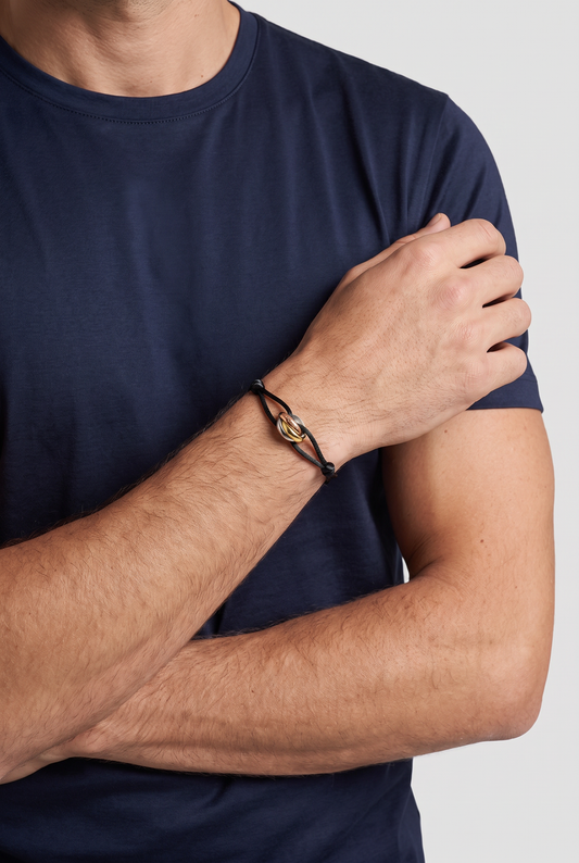 Astos rope armband zwart koord met drie ringen - gedragen om de pols