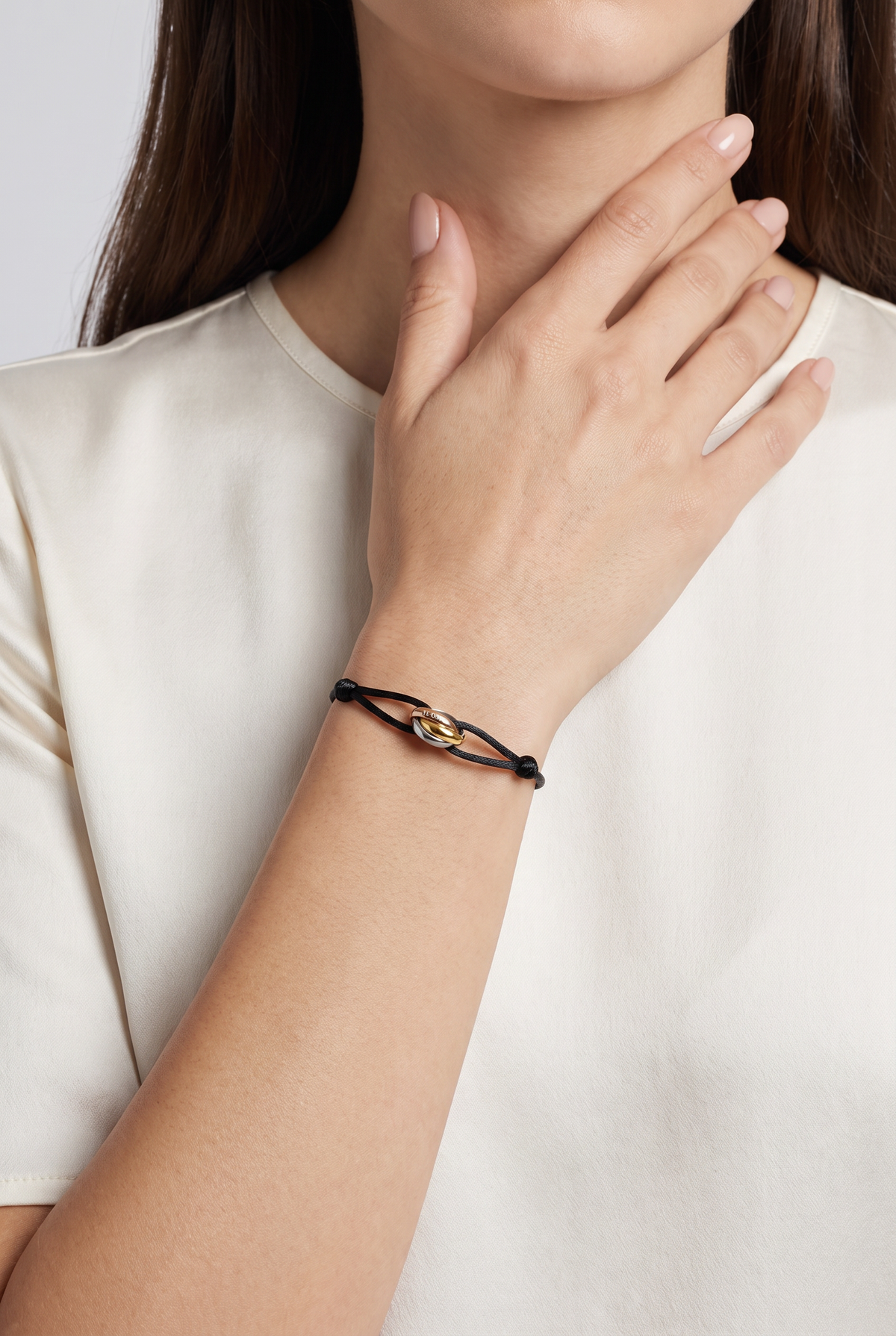 Astos rope armband zwart koord met drie ringen - gedragen door vrouw