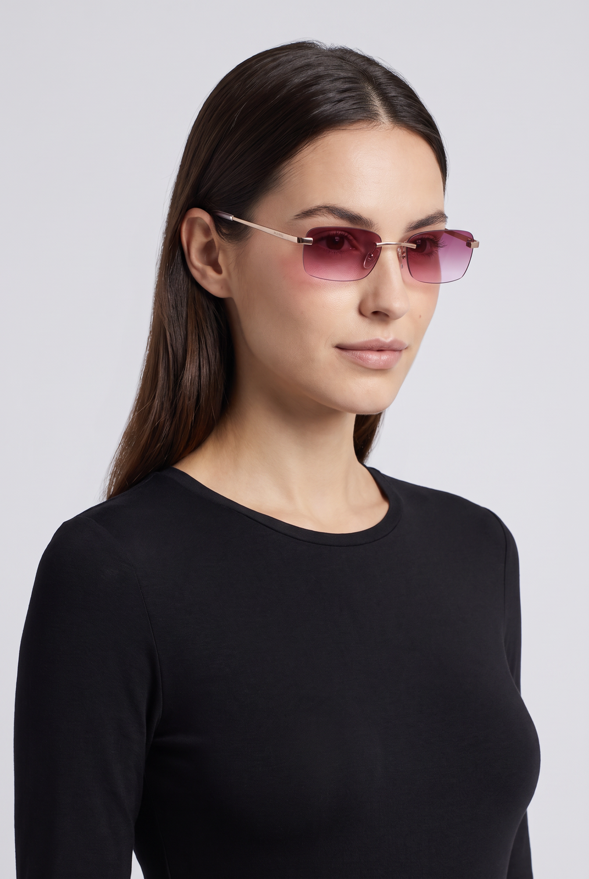 Astos Eyewear Bordeaux Gradient - randloze zonnebril met bordeaux verloop gedragen door model, studio