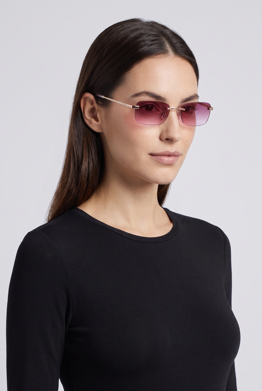 Astos Eyewear Bordeaux Gradient - randloze zonnebril met bordeaux verloop gedragen door model, studio
