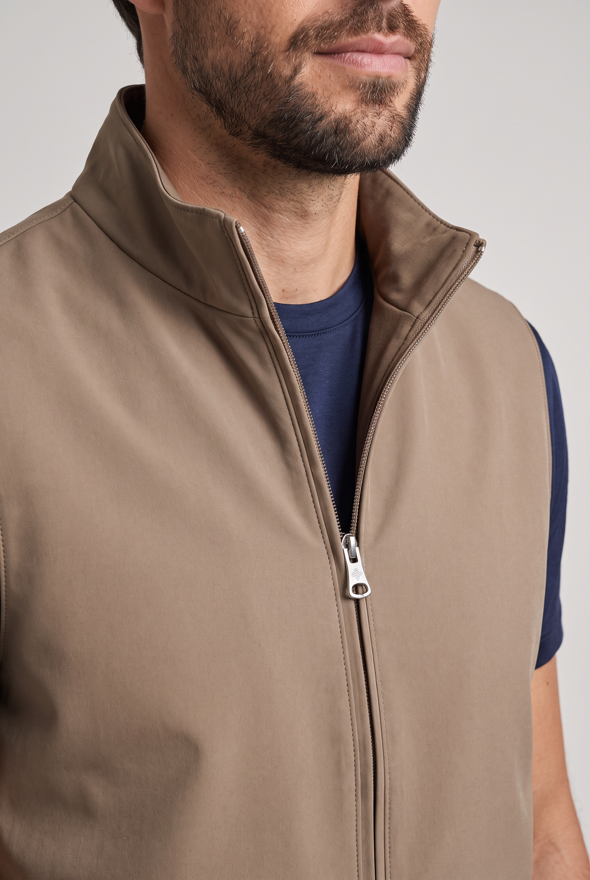 Tweezijdige bodywarmer beige - detail kraag, rits en stof