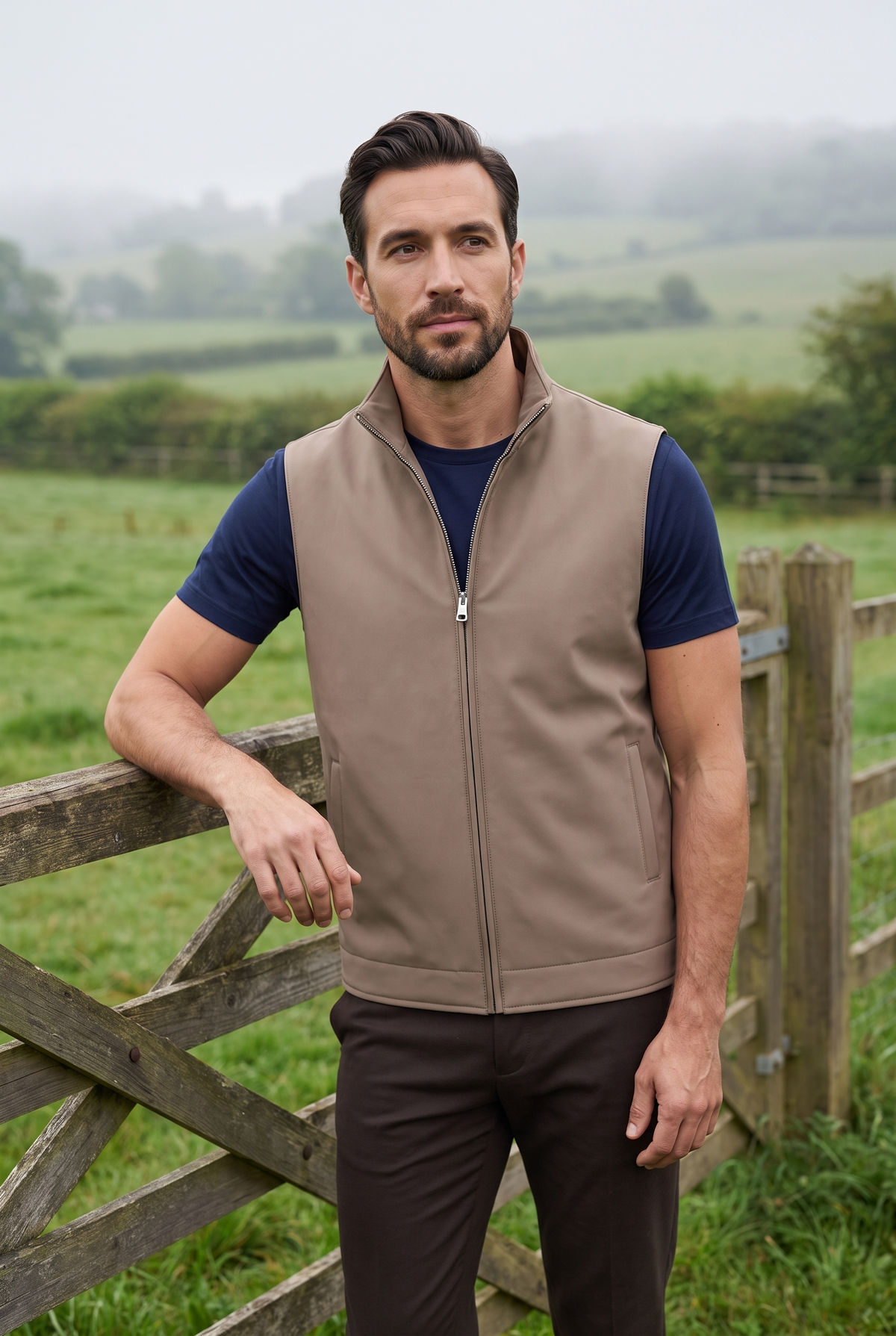 Tweezijdige bodywarmer beige - lifestyle op het platteland
