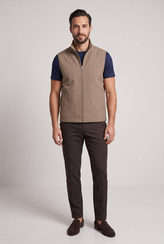 Tweezijdige bodywarmer beige - volledige look op model, studio