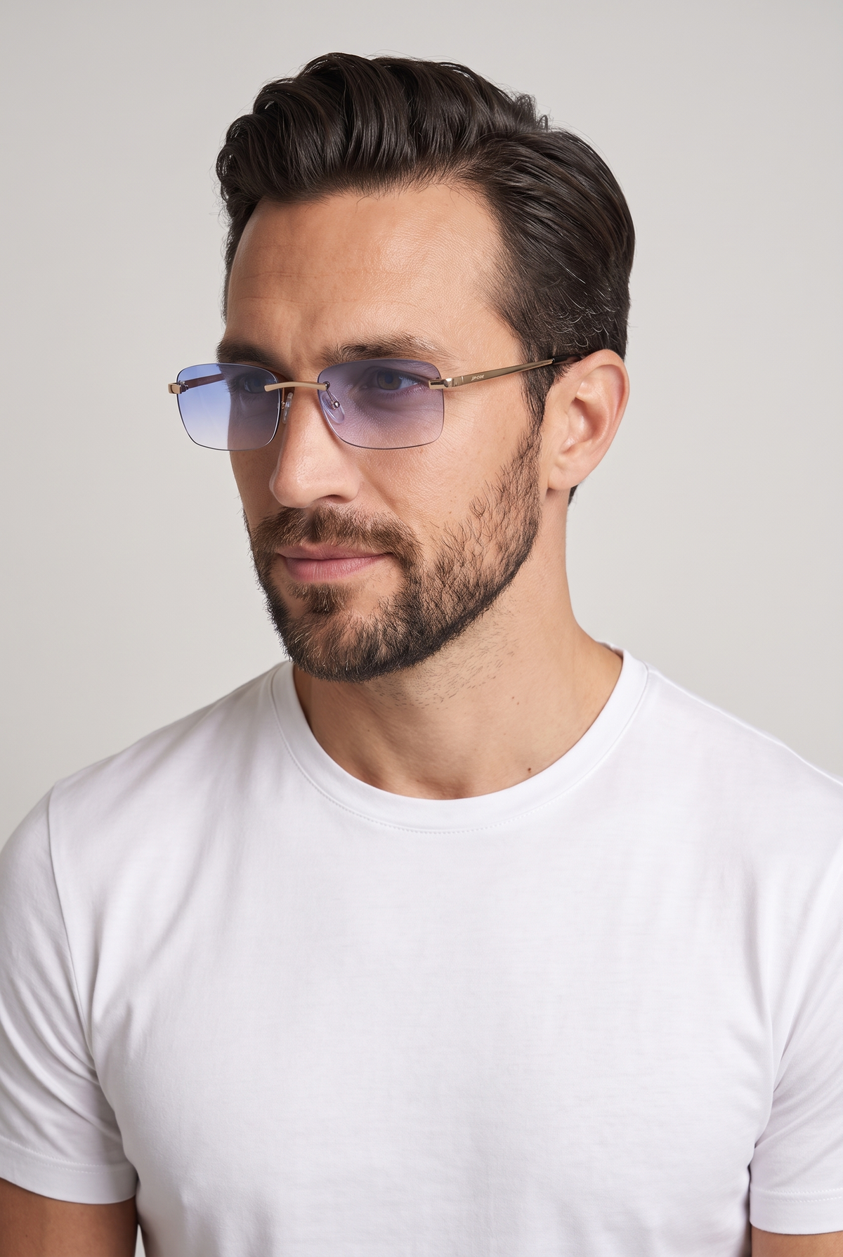 Astos Eyewear Blue Gradient zwarte poten - randloze zonnebril met blauw verloop gedragen door model, studio