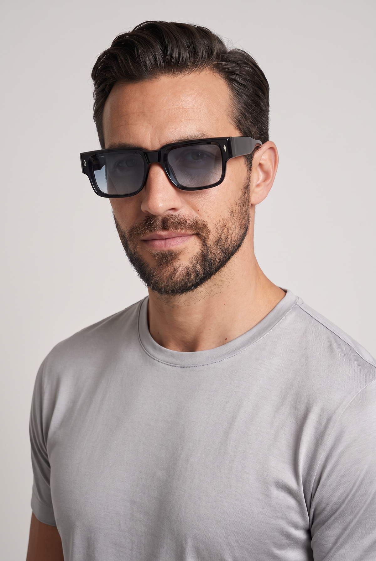Marbella Bold zonnebril zwart montuur met grijze gradient glazen - model portret