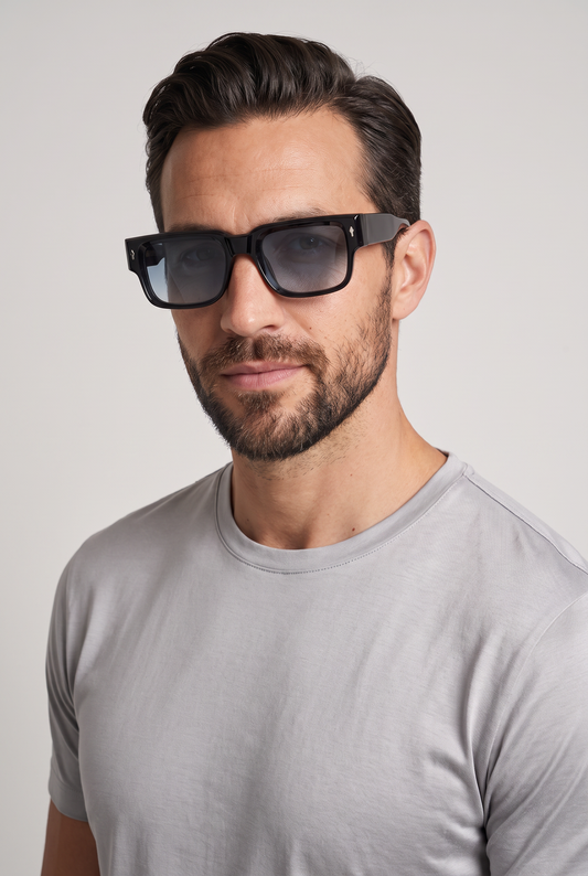 Marbella Bold zonnebril zwart montuur met grijze gradient glazen - model portret