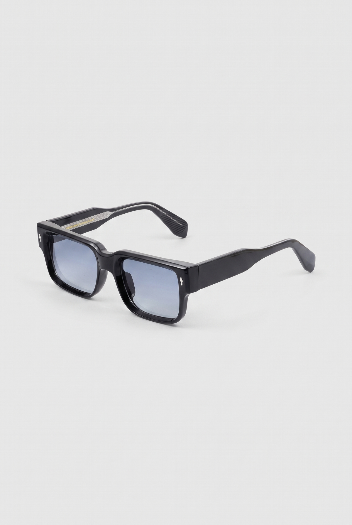 Marbella Bold zonnebril zwart montuur met grijze gradient glazen - schuin aanzicht