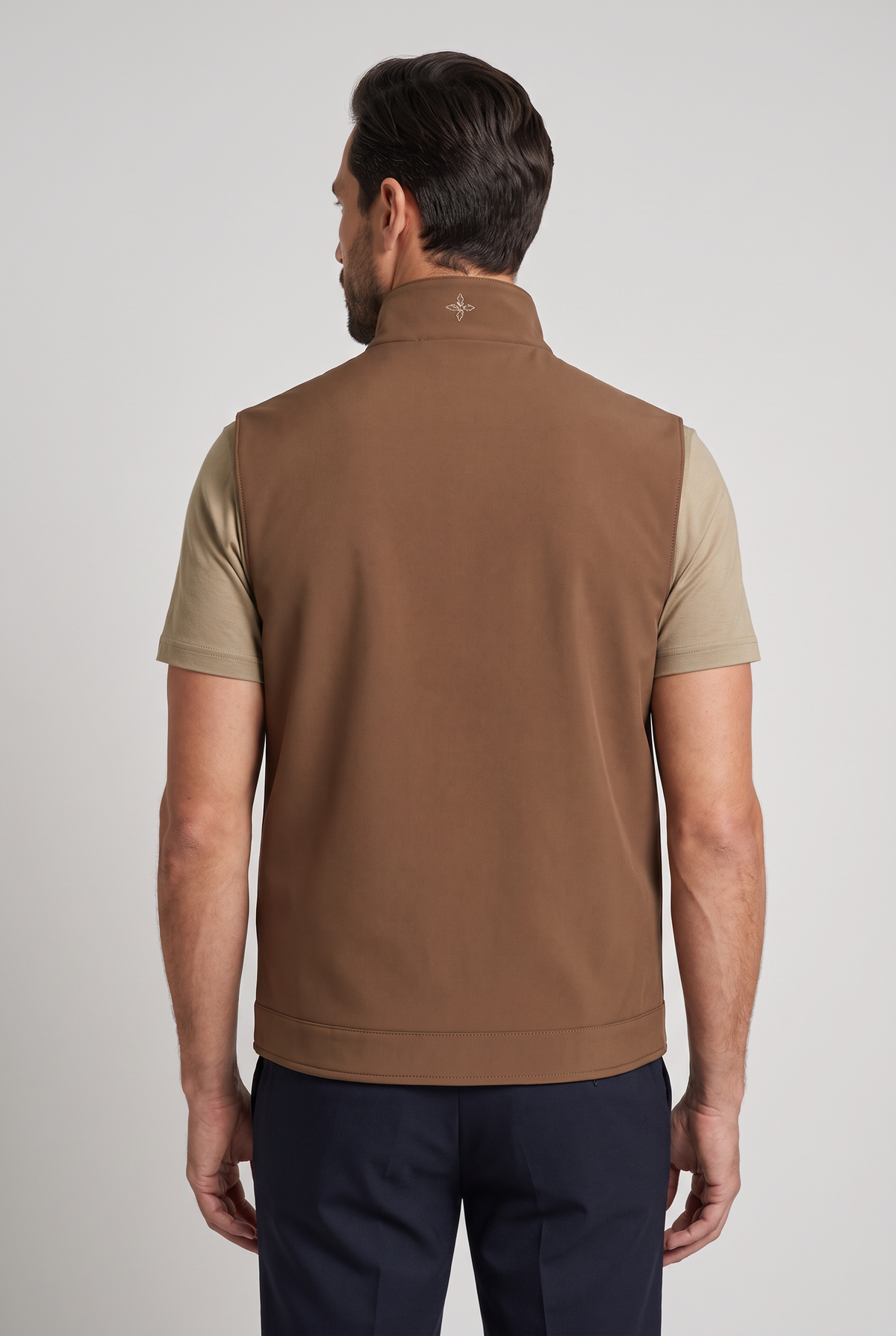 Tweezijdige bodywarmer bruin - achteraanzicht met embleem op kraag, studio