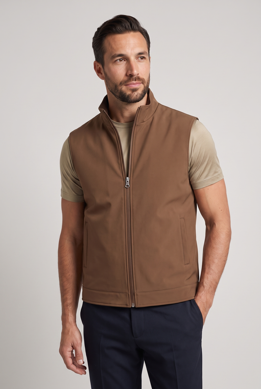 Tweezijdige bodywarmer bruin - vooraanzicht op model over glans shirt, studio
