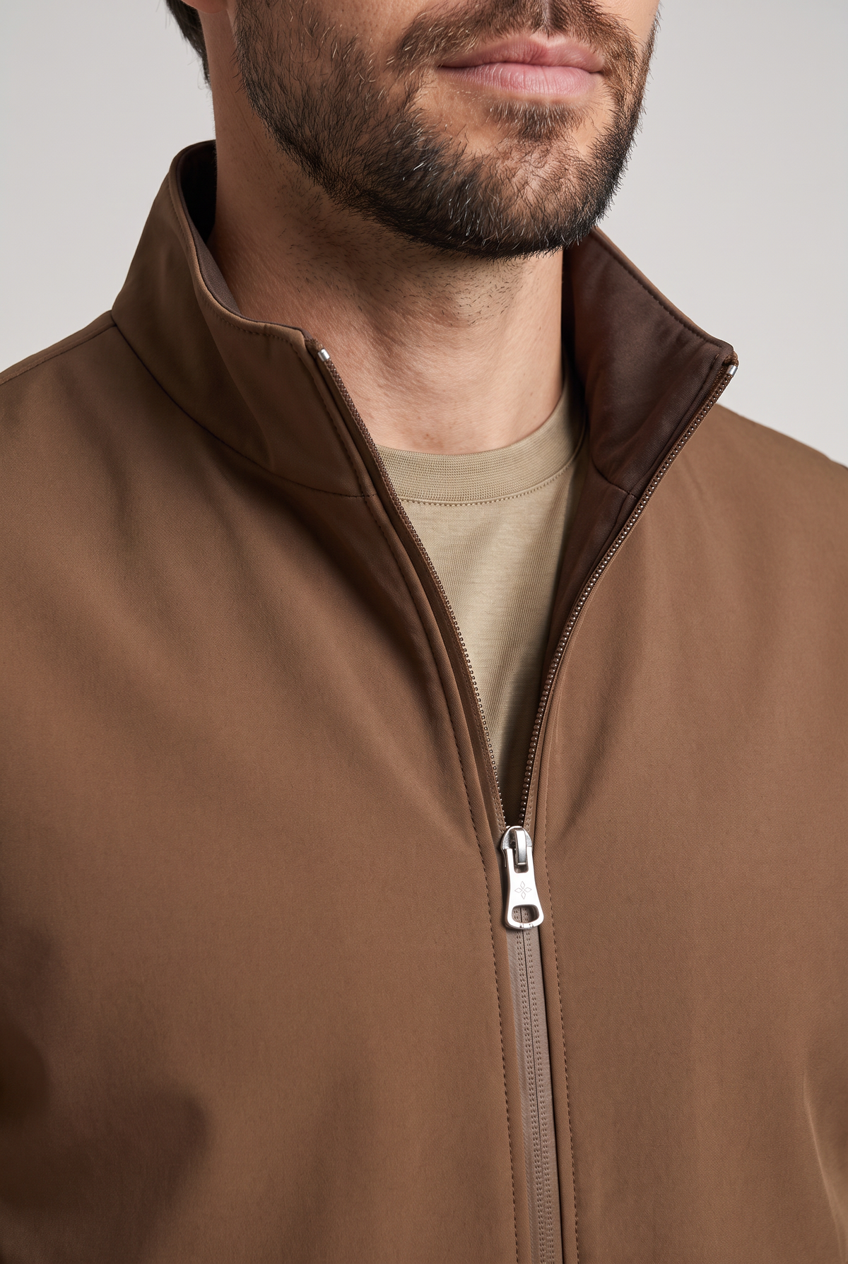 Tweezijdige bodywarmer bruin - detail kraag, rits en binnenzijde