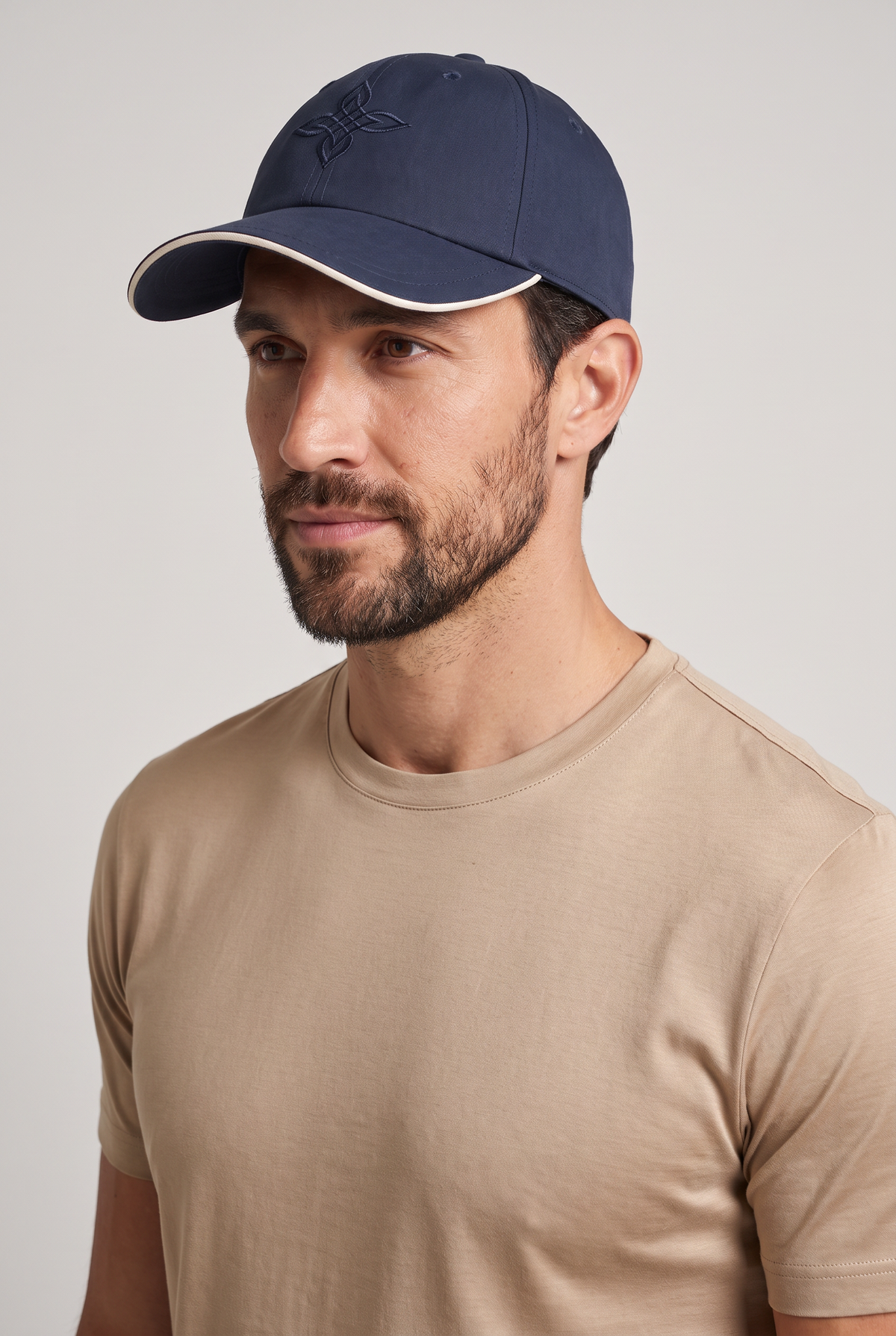 Baseball cap navy, gedragen door model, vooraanzicht met geborduurd embleem