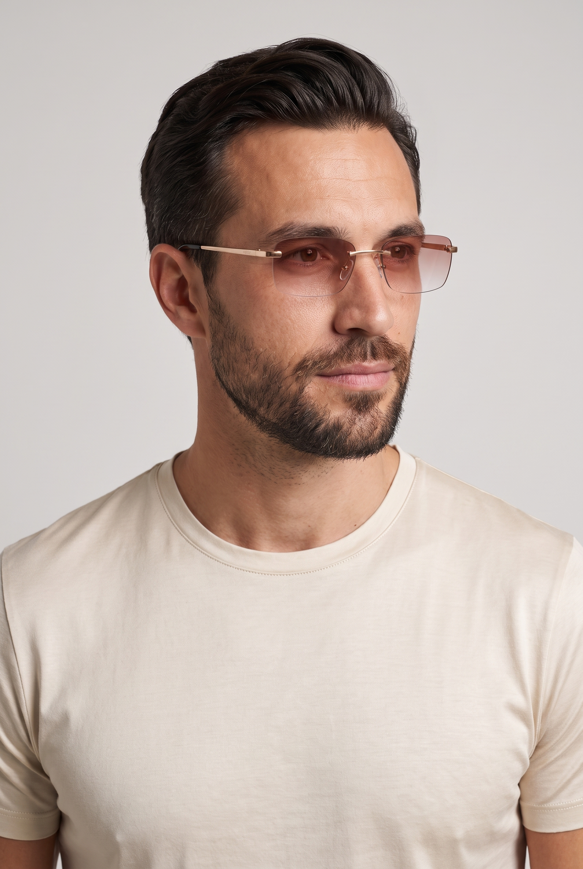 Astos Eyewear Brown Gradient zwarte poten - randloze zonnebril met bruin verloop gedragen door model, studio