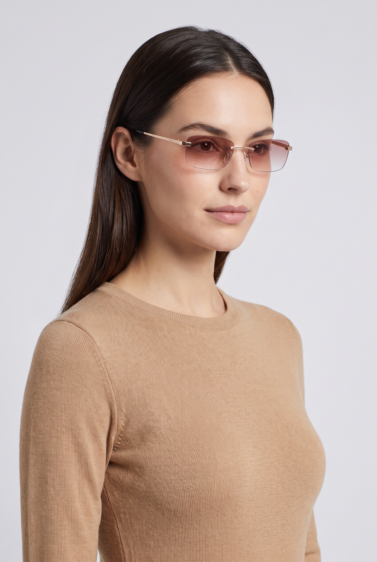 Astos Eyewear Brown Gradient zwarte poten - randloze zonnebril gedragen door vrouw, studio